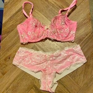 NWOT Victoria’s Secret Very Sexy Pink Shimmer Lace Bra & cheeky Panties 32DD / M